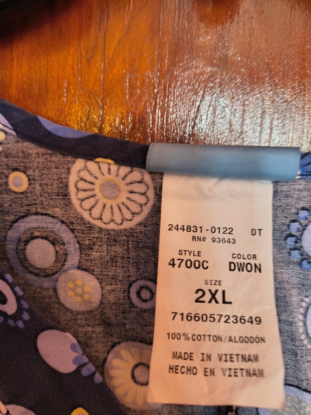 H.Q. Scrub Top 2x. Navy Floral / Circles - Picture 3 of 7